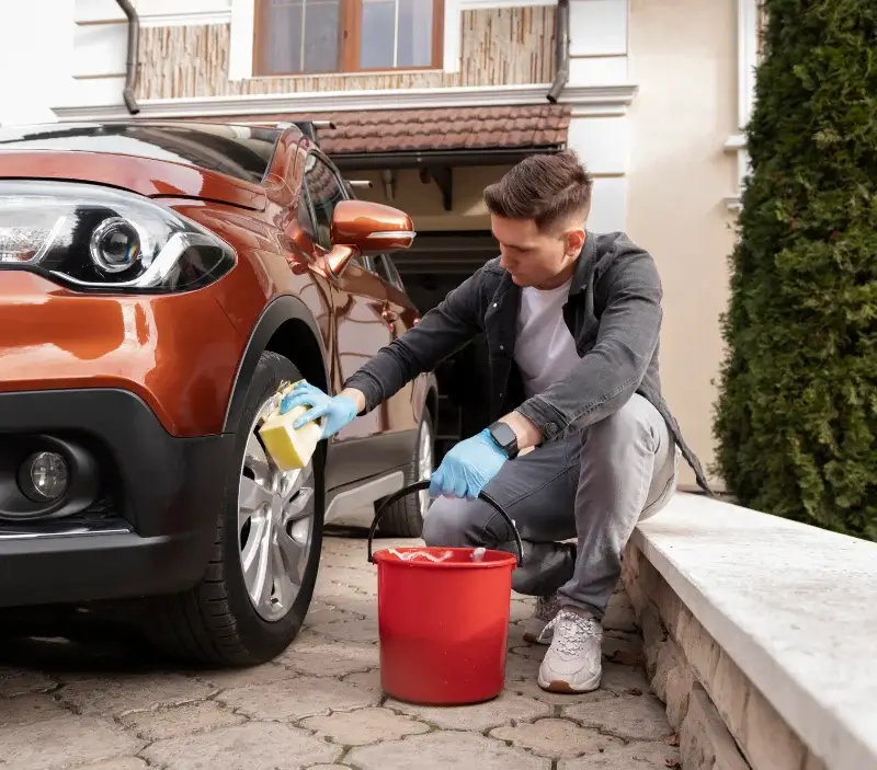 Lavage auto à domicile Beaumont-sur-Vesle : professionnel intervenant sur un véhicule
